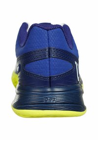 Blaues Sportenschuh mit strukturiertem Obermaterial, gelber Sohle und Molded-Details. Verfügt über einen gepolsterten Kragen und zwei hintere Streifen zur Unterstützung.