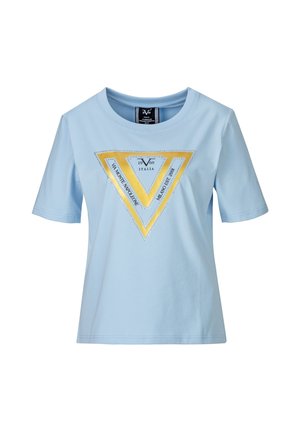 Lichtblauw T-shirt met korte mouwen met een groot gouden driehoekig logo en zwarte tekst met de tekst "19V69 Italia" en andere kleine inscripties in de driehoek.