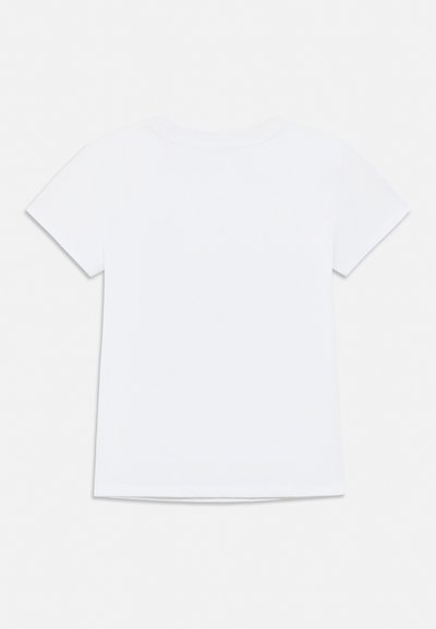 Egyszerű, fehér, rövid ujjú, kerek nyakú póló, hátsó oldala látható, fehér háttéren lefektetve.