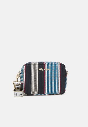 Petit sac bandoulière rectangulaire avec des rayures verticales bleu, blanc, noir et rouge, et une sangle en tissu de marque amovible.