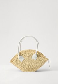 Geflochtene Strohtasche mit weißen Lederakzenten, halbkreisförmiger Form, zwei oberen Griffen und markantem Strukturmuster.