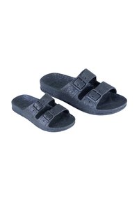 Sandales noires scintillantes avec deux sangles réglables et une semelle ergonomique. Fabriquées en matériau flexible, avec une texture lisse et un design ouvert à l'avant.