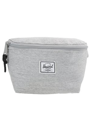 Borsa da toeletta in tessuto grigio con forma rettangolare, chiusura con zip e una toppa nera con logo sul davanti. Materiale testurizzato e durevole.
