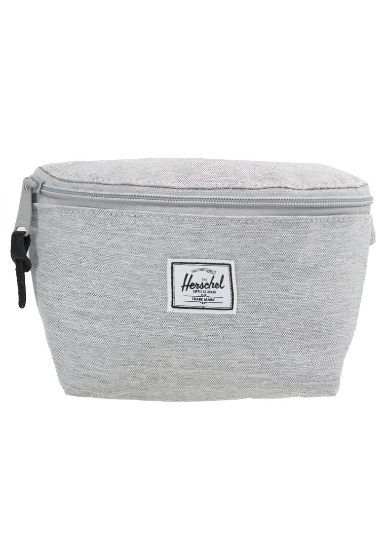 Grå tyg necessär med rektangulär form, dragkedjestängning och en svart logotyp på framsidan. Texturerat, hållbart material.