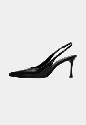 Escarpin en cuir verni noir à bride arrière, avec un bout pointu, un design épuré et un talon aiguille fin. Texture lisse, embellissements minimaux.