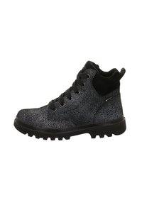 Schwarzer und grauer strukturierter High-Top-Stiefel mit Schnürung und robustem Profil, ausgestattet mit einem gepolsterten Kragen und einem Gore-Tex-Wasserfest-Label an der Seite.