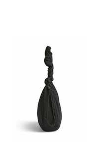 Sort knyttet stofpose med en afrundet bund, tekstureret overflade og en løkkehåndtag, der er sikret med en accentring.