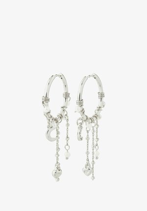 Srebrni uhani obroči z padajočimi verigami, okrašeni z majhnimi kroglicami in obeski v obliki srca, ki prikazujejo teksturiran dizajn in sijoč zaključek.