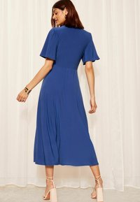 Friends Like These FLUTTER SLEEVE ROUND NECK MIDI - REGULAR FIT - Rochie din jerseu - colbalt blue
