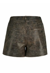 Shorts en faux cuir marron foncé avec une texture craquelée, passants de ceinture et deux poches horizontales à l'arrière.
