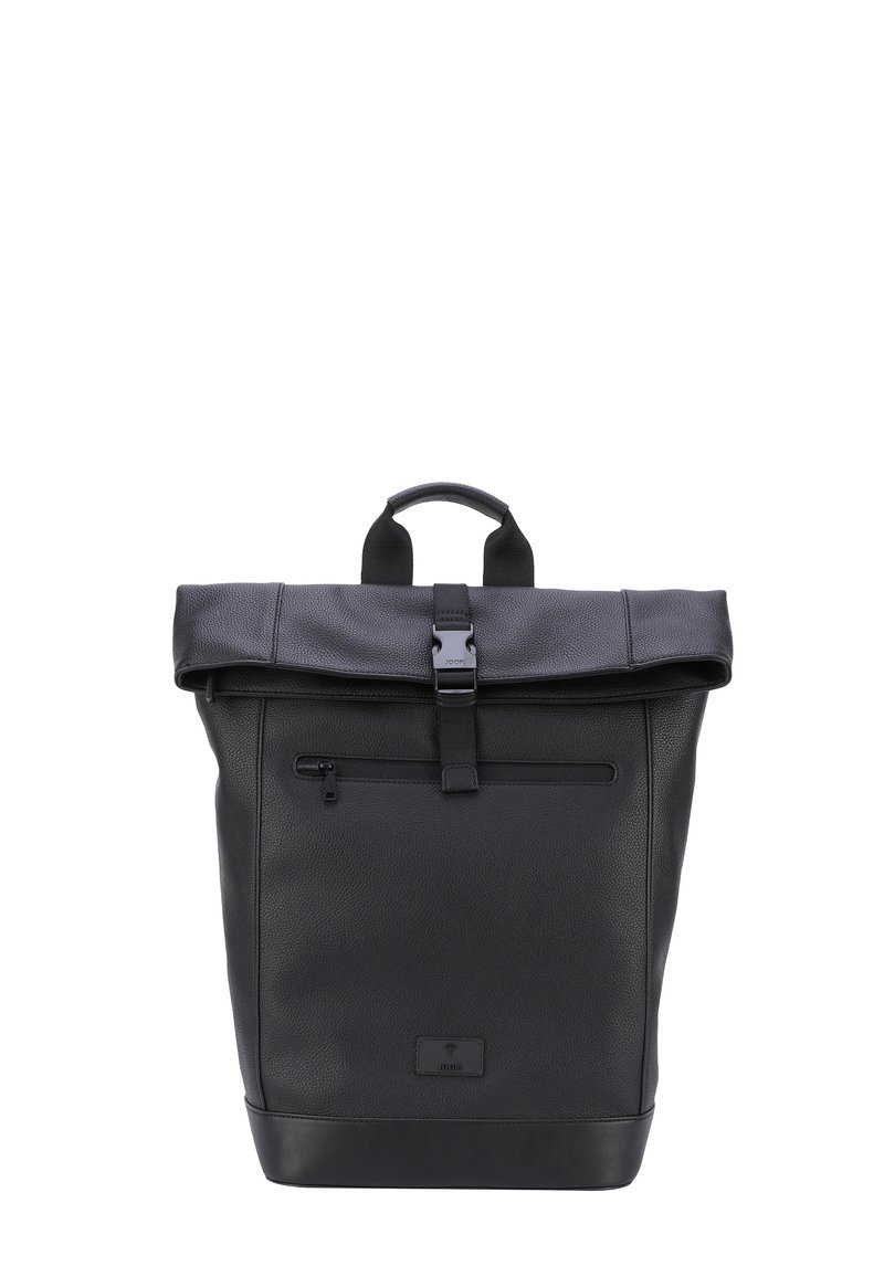 Sac à dos en cuir noir avec un design à rabat, une sangle ajustable, une poche zippée à l'avant et une finition texturée. Comprend une poignée en haut pour le transport.