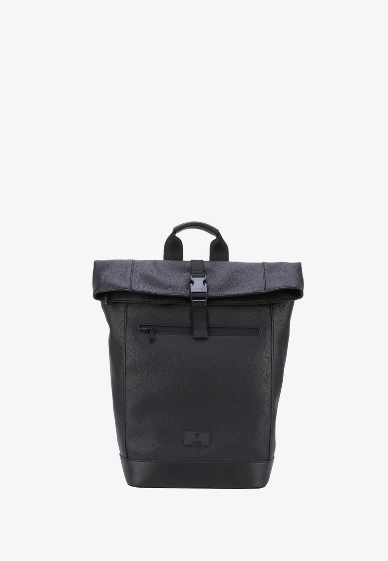 Svart läderryggsäck med rulltoppsdesign, justerbar rem, framficka med dragkedja och strukturerad yta. Inkluderar ett handtag för bärande.