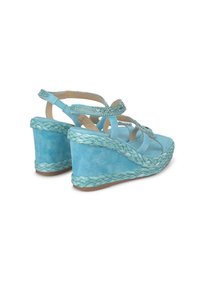 Sandali a zeppa azzurro acquamarina con tomaia in suede texturizzato, dettagli in corda intrecciata e decorazioni scintillanti sulle cinghie.
