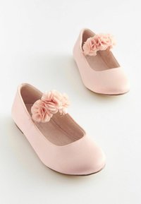 Lyserøde balletflade sko med satinfinish og en floral accentrem. Rund tå og flad sål, designet til komfort og stil.