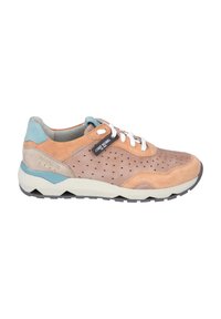 Sneakers in suede di colore marrone chiaro con perforazioni, dotate di accenti blu, lacci bianchi e una suola spessa grigia per una maggiore aderenza.