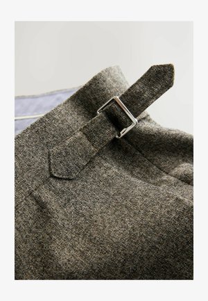 Grau strukturiertem Stoff mit einem Riemen mit Schnalle. Das Design zeichnet sich durch einen modernen Schnitt und sichtbare Nähte aus.