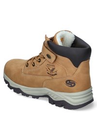 Beeige Wildleder-Wanderstiefel mit einer gepolsterten braunen Manschette, metallenen Ösen und einer kontrastierenden Gummisohle. Mit Logo und dekorativer Naht.