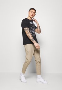 Only & Sons ONSRAMONES FRONT PRINT TEE - T-shirt estampada - black