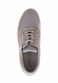 Grijze sportschoen met een suède afwerking, voorzien van een gestructureerd patroon, vetersluiting aan de voorkant en een zijrits voor gemakkelijke toegang.