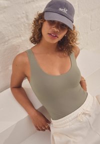 Self. SMOOTHING COMFORT SLEEVELESS  - Body - neutral