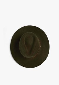 Sombrero de fieltro verde oliva de ala ancha con una copa estructurada y una textura suave. Diseñado con una banda sutil alrededor de la base.