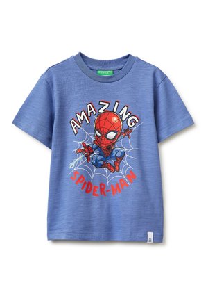 Niebieska koszulka z krótkim rękawem z grafiką Spider-Mana strzelającego sieciami, otoczona słowami "NIESAMOWITY SPIDER-MAN" w czerwonych i białych literach.