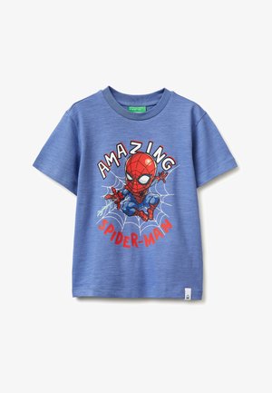 Blauw T-shirt met korte mouwen en een afbeelding van Spider-Man die webben spuit, omringd door de woorden "AMAZING SPIDER-MAN" in rode en witte letters.