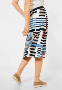 Monivärinen midi-hame, jossa on vaakasuoria ja pystysuoria raitoja sinisessä, mustassa ja punaisessa; joustava vyötärö; sileä pinta; nilkkapituinen.