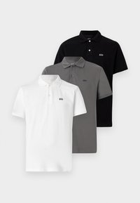 Trois polos en blanc, gris et noir. Fabriqués en coton, ils présentent un col et un petit logo 'GAP' sur la poitrine.