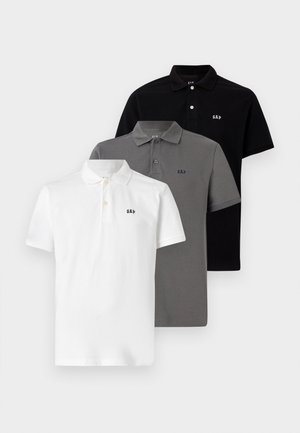 Három pólóing fehér, szürke és fekete színben. Pamutból készült, gallérral rendelkezik, és egy kis 'GAP' logó található a mellkasán.