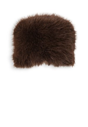 Chapeau en fourrure carré, brun foncé et duveteux, avec une texture dense et douce sur fond blanc.