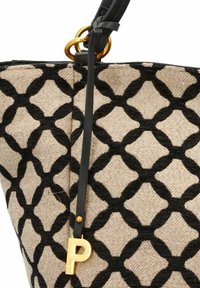 Bolsa de lona con fondo beige y patrón geométrico negro. Cuenta con un anillo dorado, una correa negra y un acento de hardware dorado.