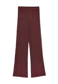 Spodnie o szerokich nogawkach z fakturowanej, ciemnej burgundowej tkaniny. Posiadają wysoki stan i mają pomarszczone wykończenie na całej powierzchni odzieży.