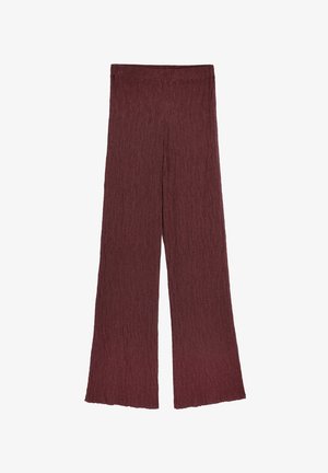 Spodnie o szerokich nogawkach z fakturowanej, ciemnej burgundowej tkaniny. Posiadają wysoki stan i mają pomarszczone wykończenie na całej powierzchni odzieży.