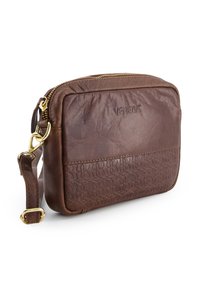 Brun læder crossbody taske med et tekstureret panel. Har en lynlås lukning, guldfarvet hardware og en justerbar rem. Kompakt og rektangulær form.