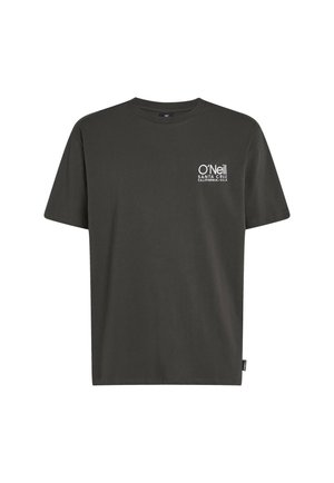 Ciemnoszary bawełniany t-shirt z krótkimi rękawami, okrągłym dekoltem i białym nadrukiem logo na lewej piersi. Prosty, codzienny design bez ozdób.