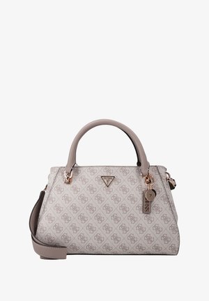 Vaaleanharmaa käsilaukku, jossa on geometrinen kuvio, nahkapintainen rakenne, kaksiosaiset kahvat, irrotettava olkahihna ja kullanväriset metallikoristeet.