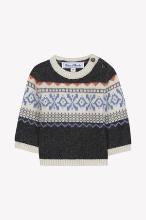 Gestrickter Pullover in Dunkelgrau mit gemusterten Akzenten in Creme, Blau und Orange. Mit Rundhalsausschnitt und Knopfverschluss an der Schulter.