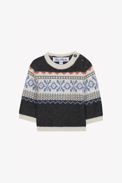 Sweter dziany w ciemnoszarym kolorze z wzorzystymi akcentami w kolorze kremowym, niebieskim i pomarańczowym. Posiada okrągły dekolt oraz zapięcie na guziki na ramieniu.