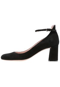 Schwarze Wildleder-Pumps mit hohem Absatz, abgerundetem Zehenbereich, Knöchelriemen und Blockabsatz. Die glatte Textur und das minimalistische Design betonen die Form.