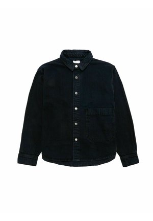 Czarna, dżinsowa koszula z długim rękawem, zapinana na guziki z przodu, z jedną dużą kieszenią na piersi po prawej stronie, klasycznym kołnierzem i mankietami na rękawach.