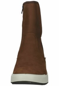 Hnědá kožená kotníková obuv s hladkým povrchem, elastickým bočním panelem a bočním zipem. Obsahuje bílou gumovou podrážku a kulatou špičku.