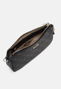 Schwarze, strukturierte Leder-Clutch mit goldfarbenen Beschlägen, Reißverschluss und mehreren Innenfächern. Verfügt über ein dezentes Logomuster.