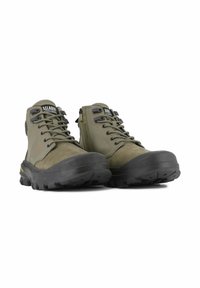 Botas de senderismo color verde oliva con un acabado mate, que cuentan con un cierre de cremallera, un cuello acolchado y una suela de goma negra resistente para mayor tracción.