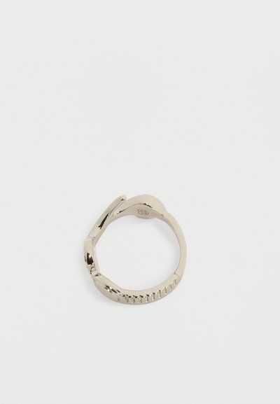 Ασημένιο δαχτυλίδι με στριφτή φάσα, λεία επιφάνεια και διακριτικές χαραγμένες λεπτομέρειες στην μία πλευρά, σε λευκό φόντο.