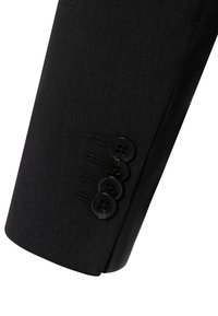 Schwarze, taillierte Blazer-Ärmel mit vier schwarzen Knöpfen, der Stoff hat eine glatte Textur und es sind sichtbare Nähte entlang der Knopföffnung zu sehen.