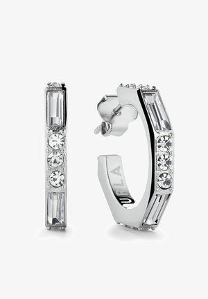 Silverfärgade hoopörhängen med rektangulära och runda klara kristaller i en geometrisk design, med en stiftbakfästning.