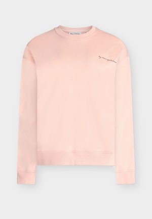 Sweat-shirt rose clair à col rond avec manches longues et petit texte cursif sur le haut à gauche de la poitrine indiquant "by marcopolo denim".