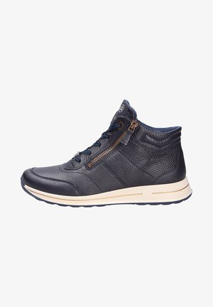 Baskets montantes en cuir bleu marine avec finition texturée, fermeture à lacets et zip latéral, semelle intermédiaire crème et col rembourré pour le confort.