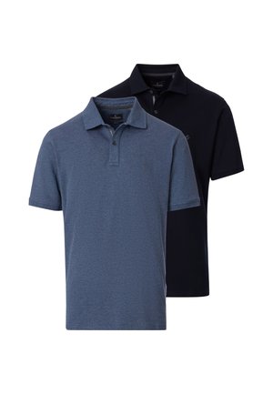 To korteærmede polo shirts, en blå foran og en sort bagved, begge med kraver og knapper på en hvid baggrund.